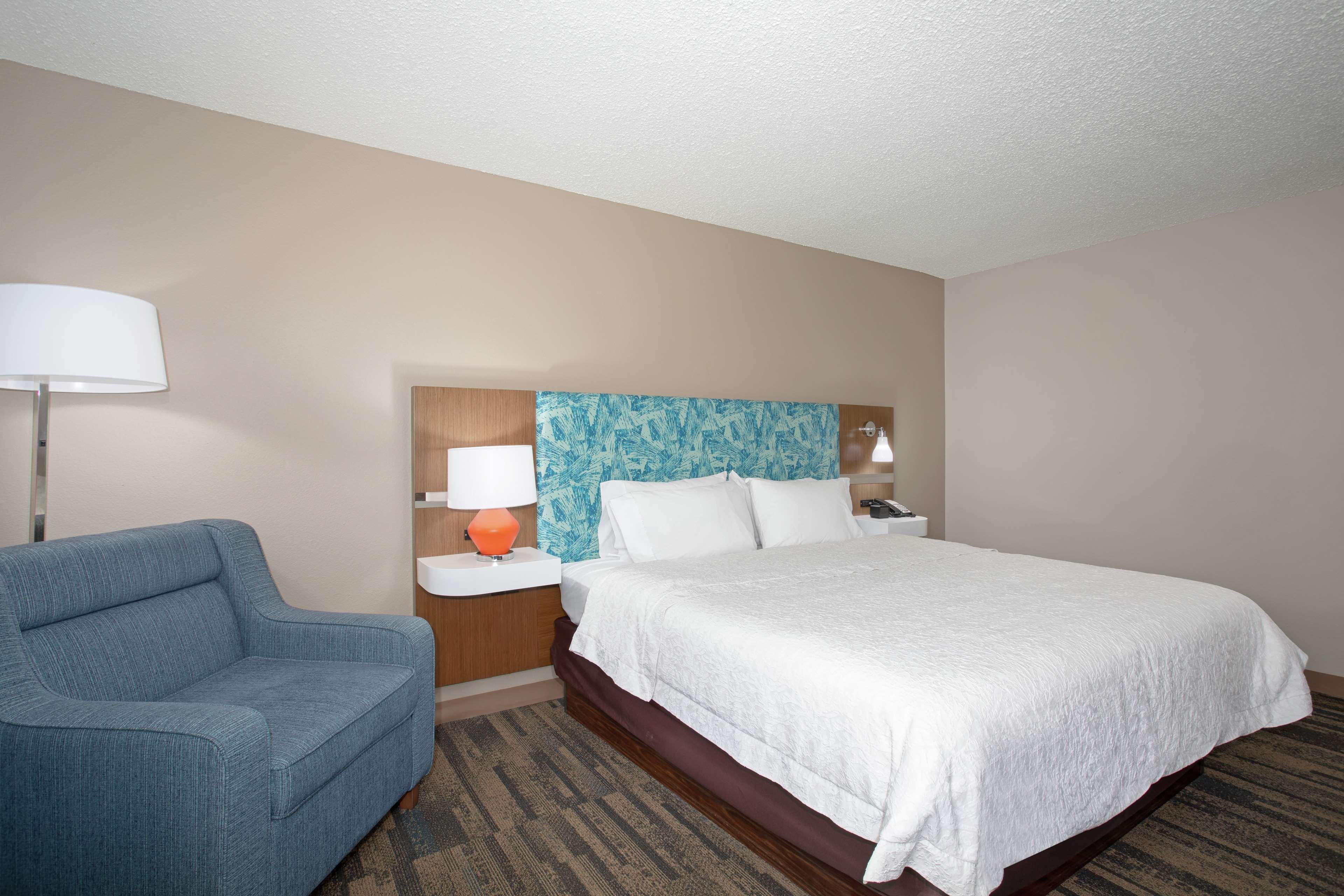 Hampton Inn & Suites Kansas City-Merriam Exterior photo