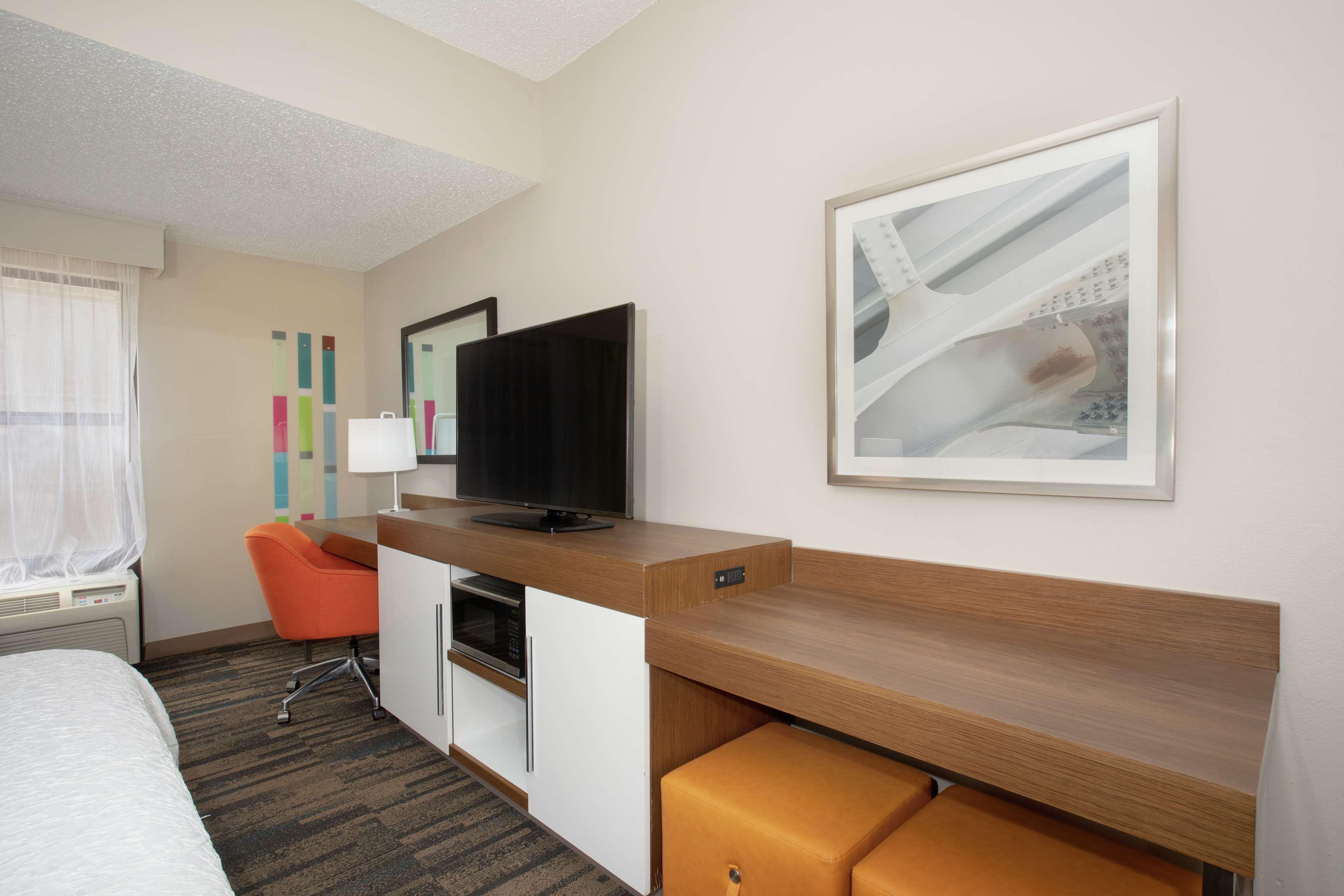 Hampton Inn & Suites Kansas City-Merriam Exterior photo