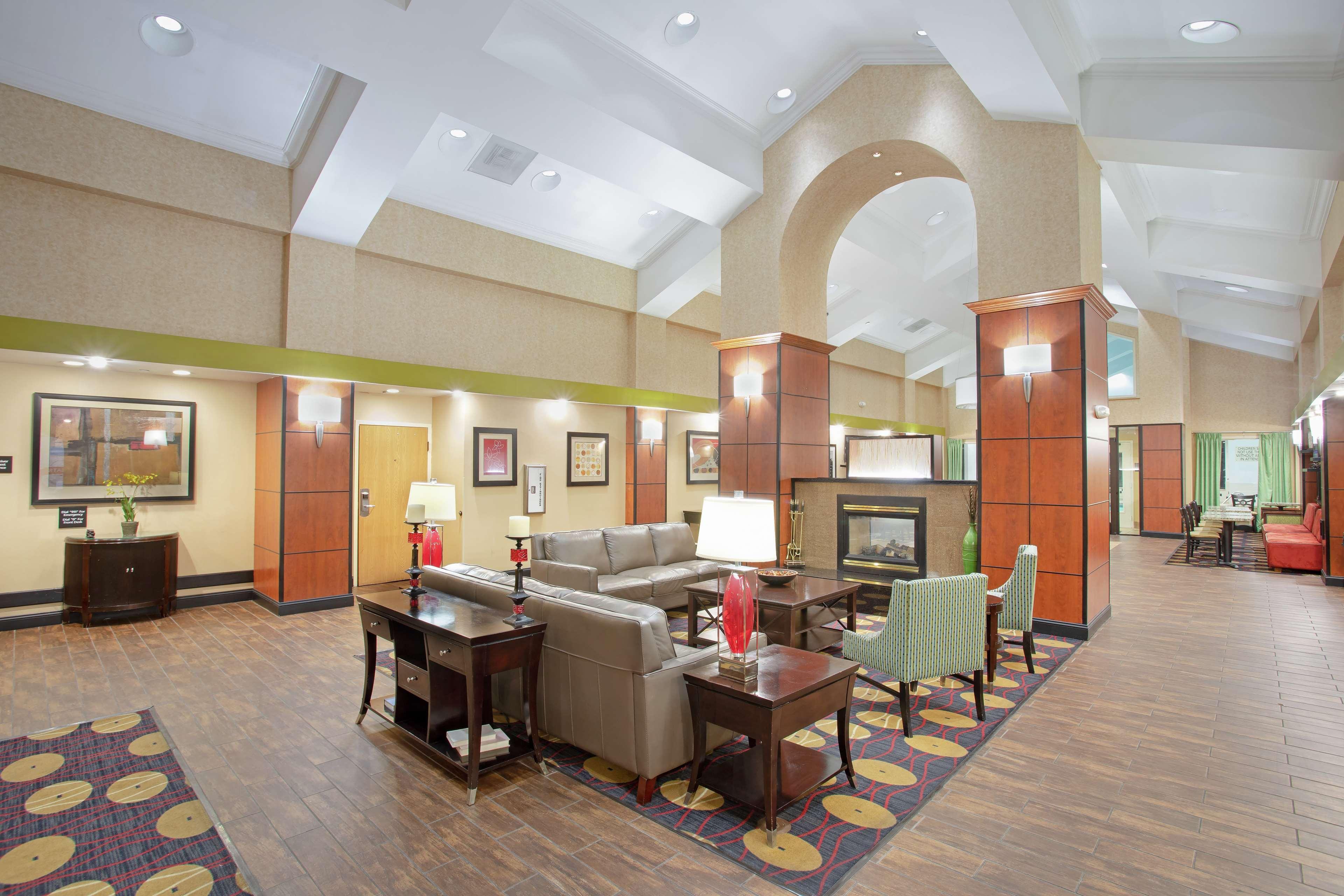 Hampton Inn & Suites Kansas City-Merriam Exterior photo