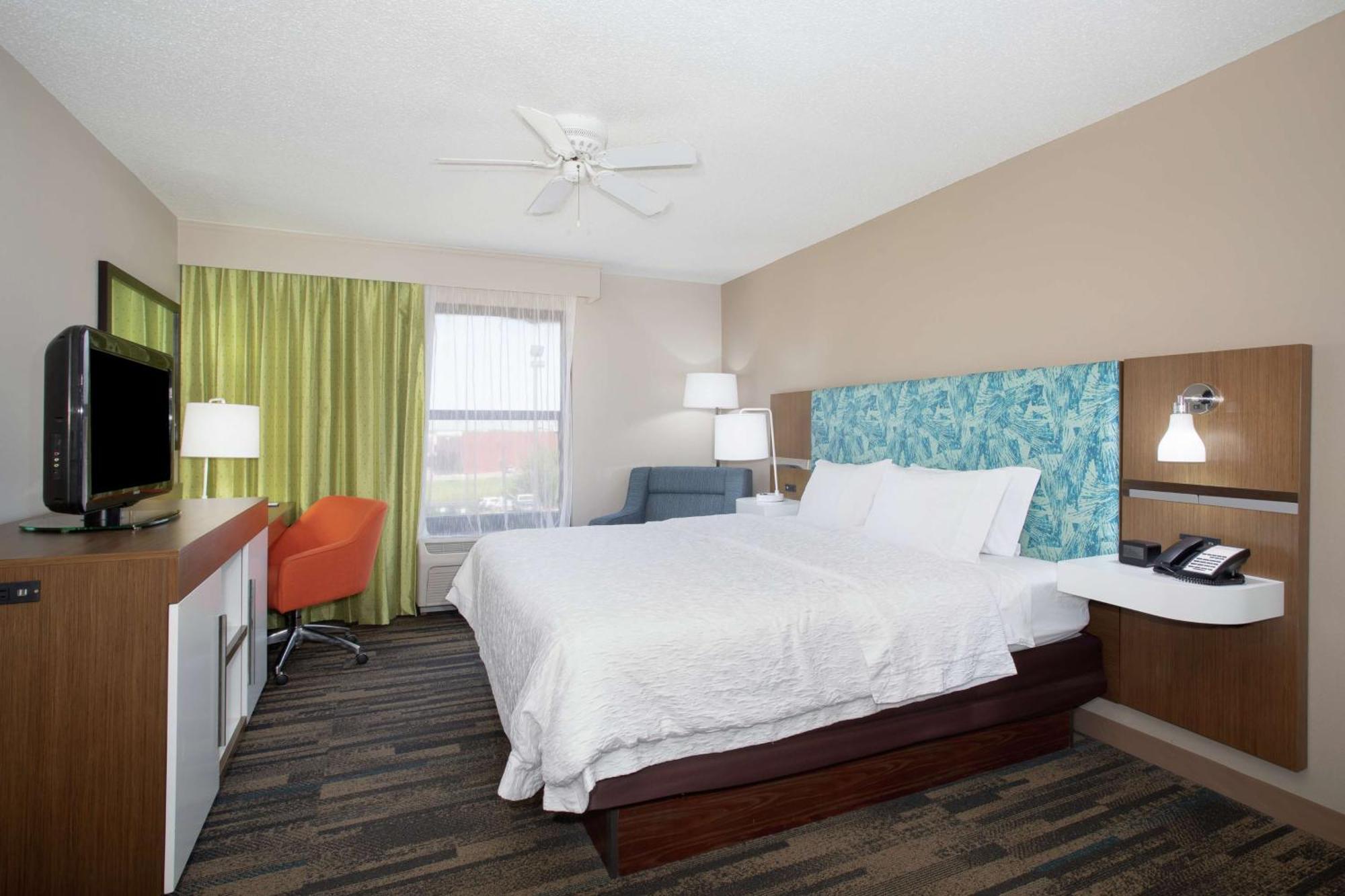Hampton Inn & Suites Kansas City-Merriam Exterior photo