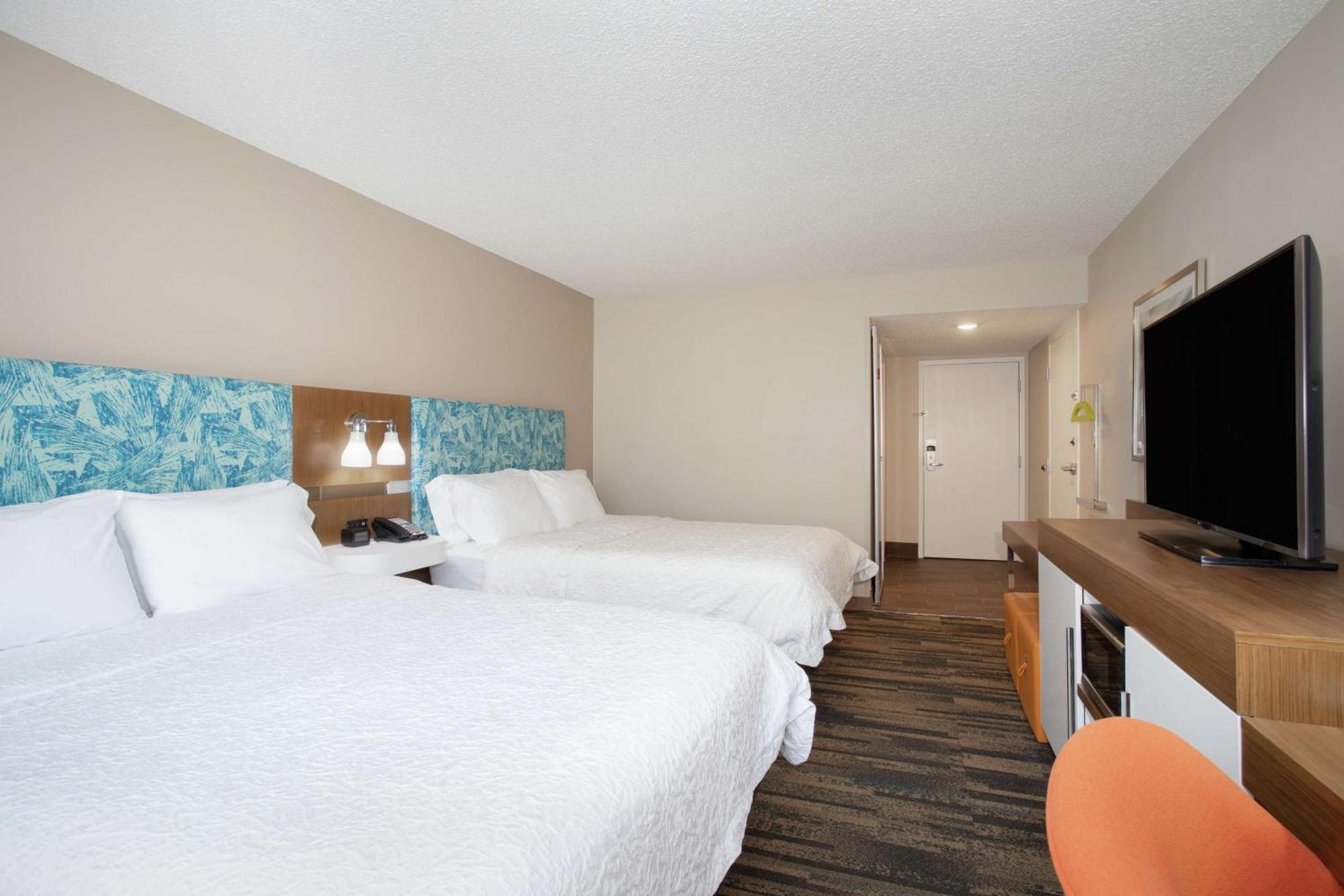 Hampton Inn & Suites Kansas City-Merriam Exterior photo